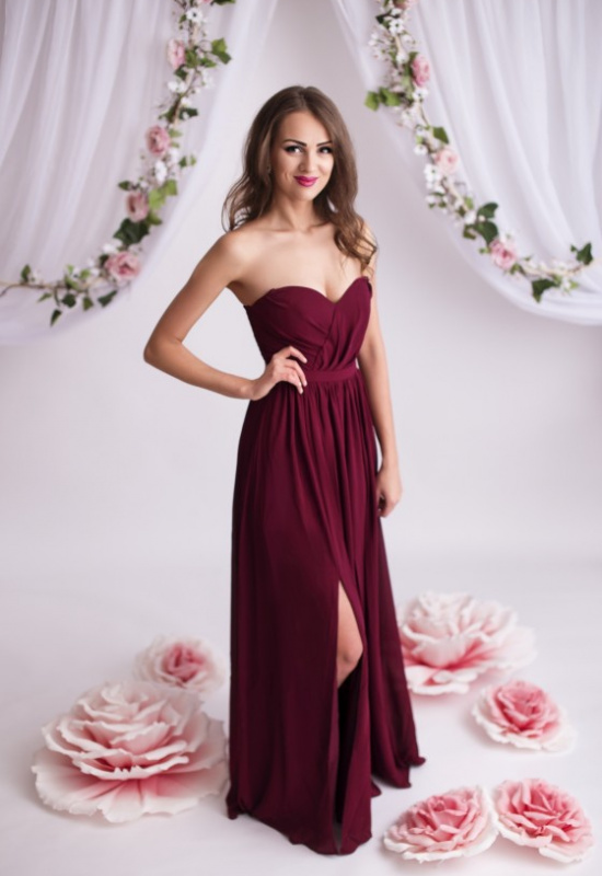 BORDOVÉ SPOLOČENSKÉ ŠATY S ROZPARKOM TINA