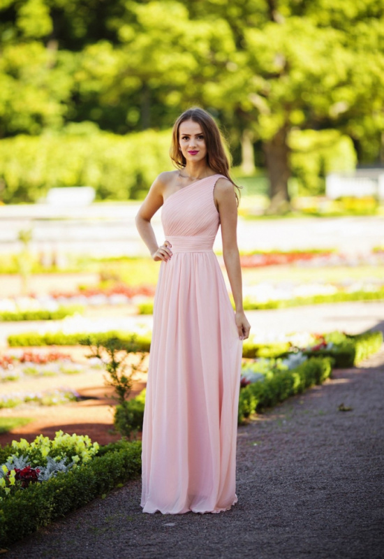 DLHÉ SPOLOČENSKÉ ŠATY BROSKYŇOVÉ NA JEDNO RAMENO