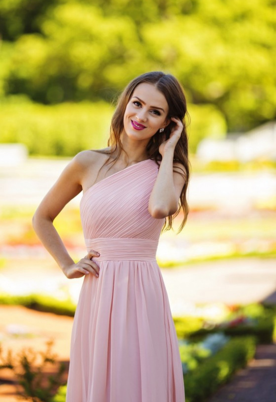 DLHÉ SPOLOČENSKÉ ŠATY BROSKYŇOVÉ NA JEDNO RAMENO