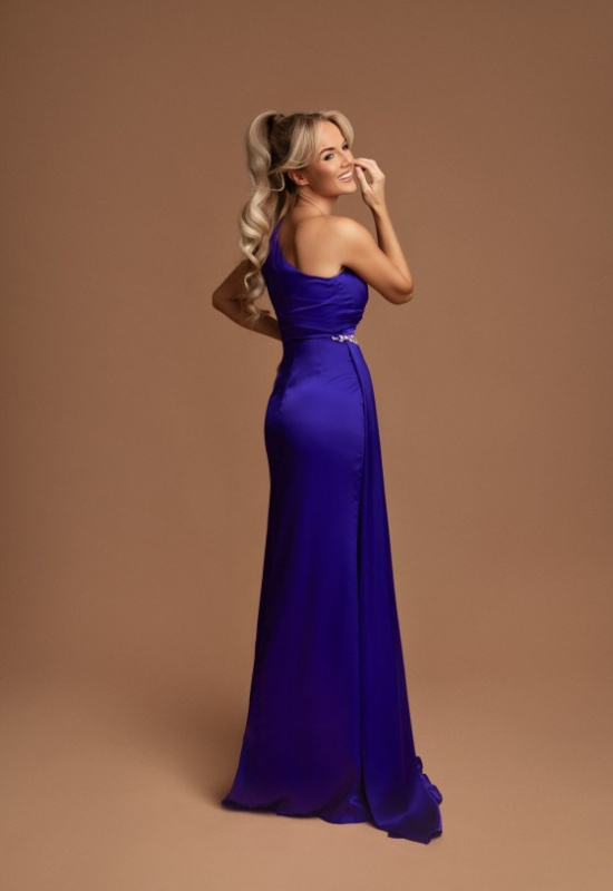 MODRÉ SATÉNOVÉ ŠATY NA JEDNO RAMENO MARYSE