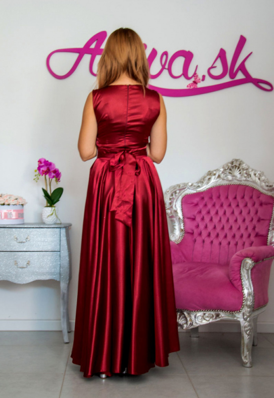 BORDOVÉ DLHÉ SPOLOČENSKÉ ŠATY SO ŠTRASOVÝM OPASKOM