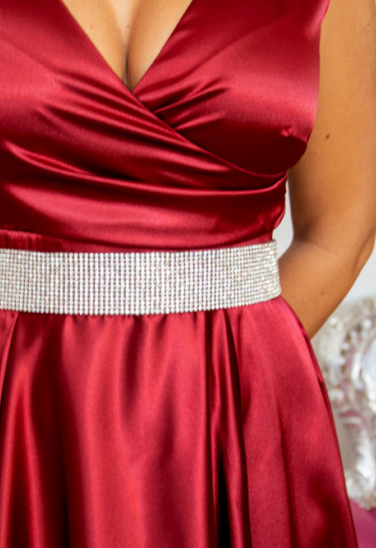 BORDOVÉ DLHÉ SPOLOČENSKÉ ŠATY SO ŠTRASOVÝM OPASKOM