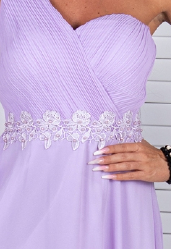 FIALOVÉ SPOLOČENSKÉ ŠATY S KVIETKAMI CEZ JEDNO RAMENO LOHANN