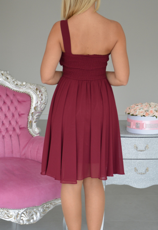 KRÁTKE BORDOVÉ SPOLOČENSKÉ ŠATY CEZ JEDNO RAMENO