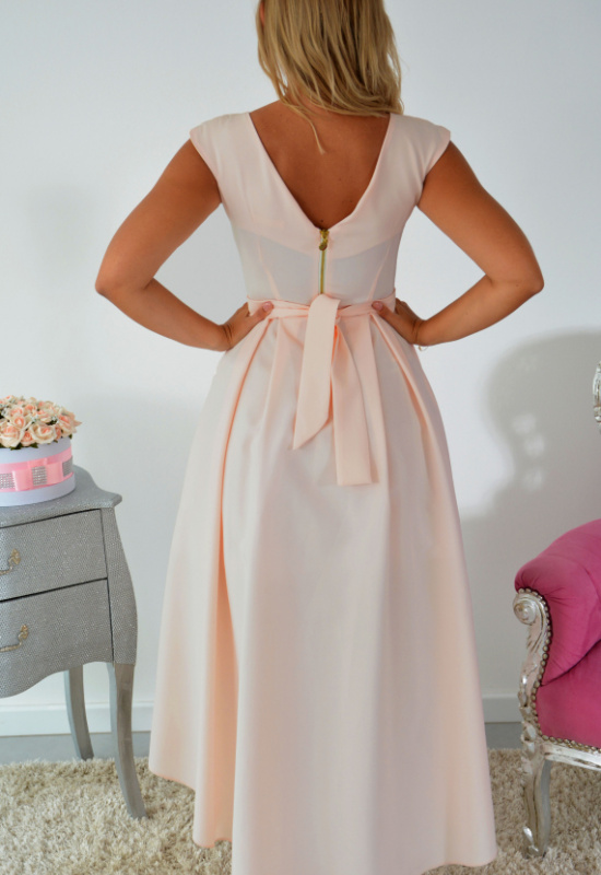  Asymetrické broskynkové šaty Kinga