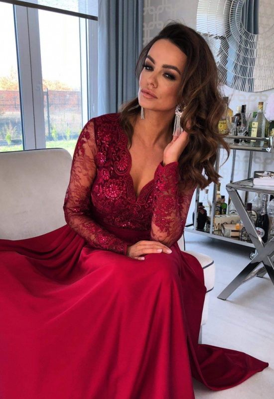 VÍNOVÉ SPOLOČENSKÉ ŠATY S ČIPKOVANÝMI RUKÁVMI LUNA